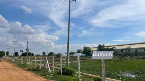 ដីដាក់លក់ (700ម៉ែត្រពីផ្លូវ51)