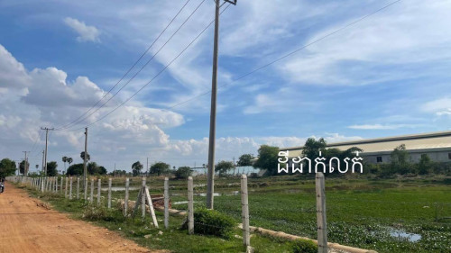 ដីដាក់លក់ (700ម៉ែត្រពីផ្លូវ51)