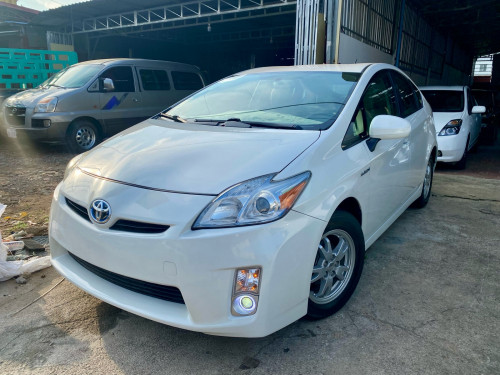 Prius 2011ពណ៍​ស18300$​ ឃ្មុំហ្សីន​​ឡានស្អាត​ធានា​ទឹកថ្នាំនៅហ្សីនម៉ាជុំ​