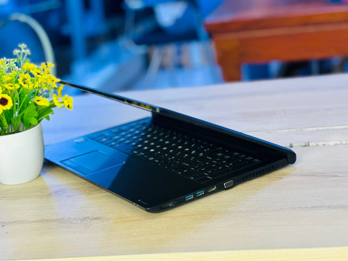Toshiba 15 ស្ពិចល្មប្រើប្រាស់ ឌីស្សានរូបភាព រឺវីដេអូ Core i5-6th /8GB /256GB /15.6