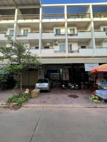 ផ្ទះល្វេងសំរាប់លក់នៅបណ្តោយផ្លូវជាតិលេខ ៦ នៅទីក្រុងសៀមរាប