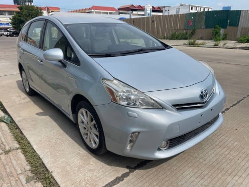 Toyota Prius V 012 Option 5