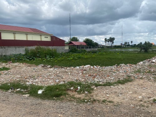 ដីកែងលក់