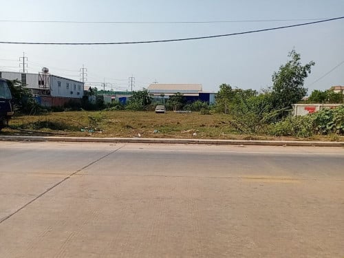 ដីលក់ធូរថ្លៃខ្លាំនៅលេីផ្លូបីតុង20មសាលារៀនសាំងកាពួរសង្កាត់សាកកំរេីក