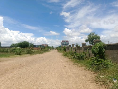 ដីជិតក្រសួងដែនដីថ្មី