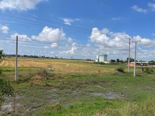 ដីលក់ នៅ​​​ភូមិសំព័រ ឃុំចំណាក្រោមស្រុកស្ទោង  ខេត្តកំពង់ធំ តម្លៃដី៖ 4xx,xxx$ (ចរចារបាន)