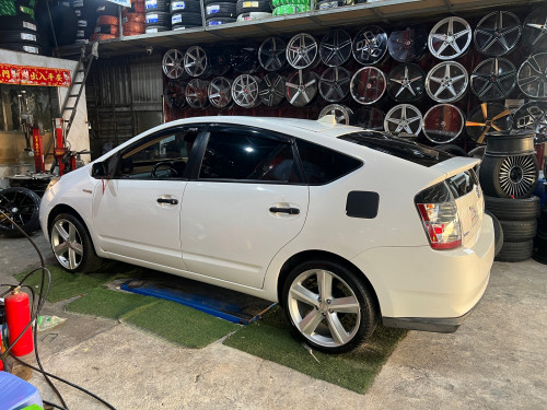 Toyota Prius 05Full Option ប្រើរាល់ថ្ងៃ