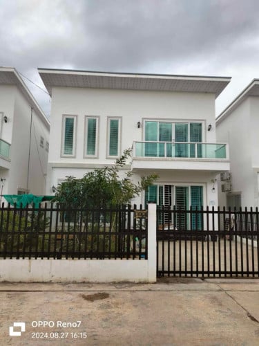 ផ្ទះលក់ ឫជួល  បូរី ម៉នដានី សាខា២៨ ផ្លូវ៥១ ជិតផ្សាបាត់ដឹង , មានបន្ទប់គេង៣ បន្ទប់ទឹក២