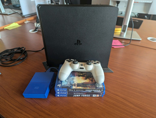 Ps4 500gb+ 4tb external hard drive, can be jailbreak