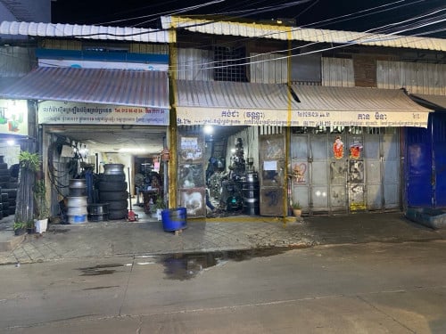 ផ្ទះអាជីវកម្មជាប់ផ្សារដេប៉ូ