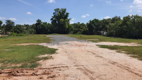 លក់ដី: ឃុំព្រែករការ ស្រុកកណ្តាលស្ទឹង ជិតផ្សារដើមអំពិល