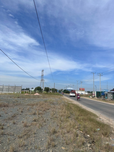 ដីលក់បន្ទាន់ លេីផ្លូវធំ ផ្លូវ42 ទៅខាងផ្លូវជាតិលេខ4