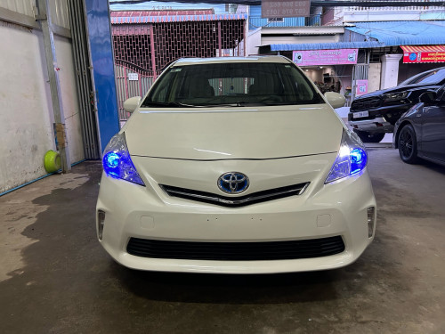 Toyota prius V 2012