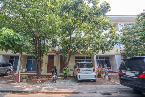 4 Bedroom Townhouse For Rent in Camko City