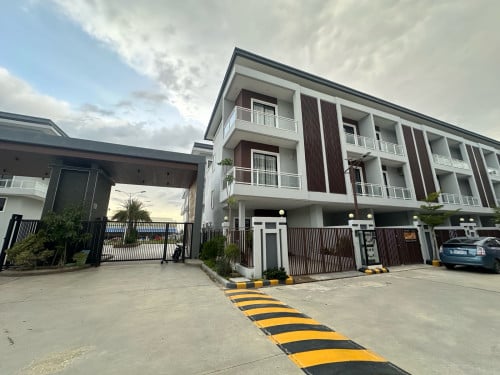 ផ្ទះកែងវីឡាកូនកាត់មានរបង នៅ បុរីឡាផាម (La Palm Residences)