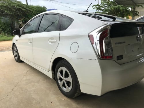 Toyota Prius 2013 តំបូលសូឡារ ពូកស្បែកក្នុងលឿង