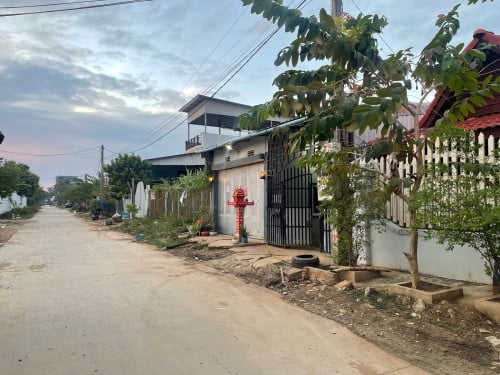 ផ្ទះនិងបន្ទប់ជួល​ លក់បន្ទាន់(ផ្ទះ1 បន្ទប់ជួល4)