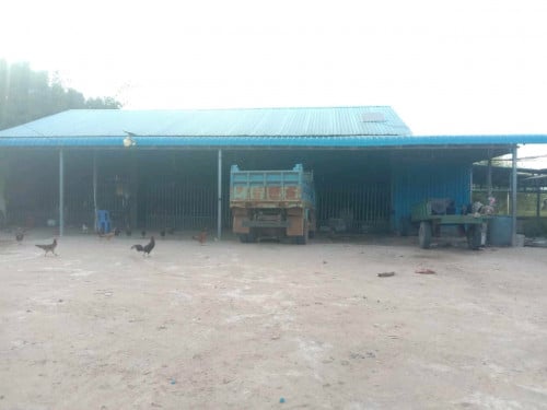 ដីចំការមានឃ្លាំងបួននិងគ្រឿងចក្របន្ថែមទៀត គឺលក់បន្ទាន់