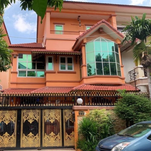 វីឡាភ្លោះ