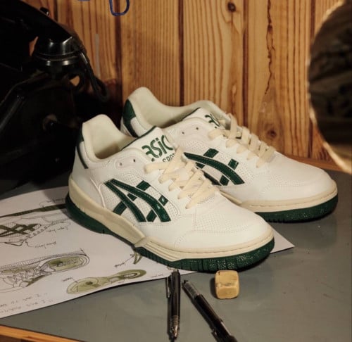 ASICS GEL SPOTLYTE LOW (Size 42)