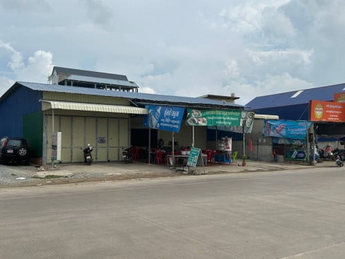 ដីមានឃ្លាំង ទំហំ 18m x 13.5m នៅកែងផ្លូវធំក្រាំងធ្នង់ 20m សល់ចញ្ជើមផ្លូវ 12 ម