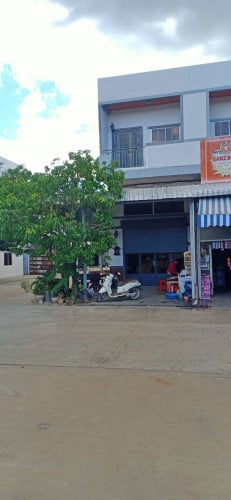 ផ្ទះកែងក្បែរផ្សារ ដាក់លក់បន្ទាន់នៅ បុរី ប៊ុនជេដ្ឋ ក្បែរPTT ព្រែកព្នៅ