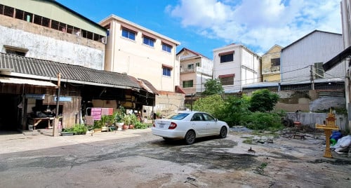 ដីលក់/ជួលបន្ទាន់ ៖ ជិតផ្សារដេប៉ូ (ជាប់ផ្លូវមុខក្រោយ)