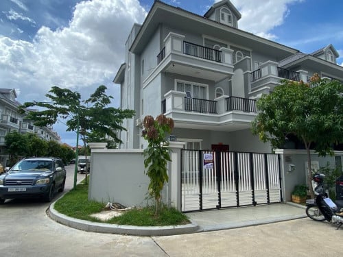 081: វិឡាភ្លោះកែង បុរីភ្នំពេញថ្មី Diamond Park