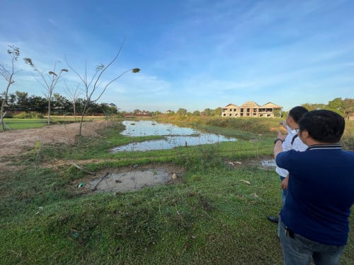 ដីលក់បន្ទាន់ 14x21m2 ក្រោយតារាងបាល់ទាត់ហានុមាន (ប្រញ៉ាប់លុយដោះបំណុល)