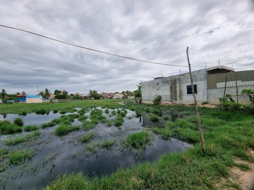 ដីបែកចាន បុរីកម្មករ