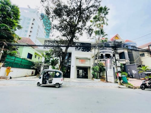 Commercial Shop-Showroom-Coffee Near Independent Monument, 03 Floors, 7,000$, Good For All Business