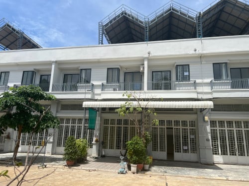 New house for rental with 4 bedrooms and 5 bathrooms(Negotiable price)