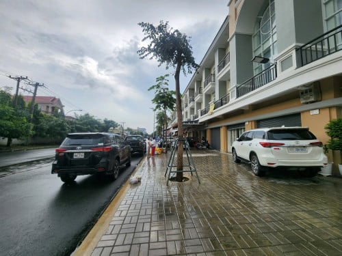 ផ្ទះអាជីវកម្ម2ល្វែងជួល ស្ថិតនៅលើផ្លូវក្រុងតាខ្មៅ