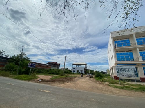 ដីលក់ ក្នុងក្រុង ខេត្ដ កំពង់ចាម ( ដីផ្លូវកែង )