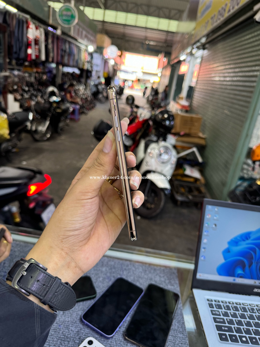 iPhone Xs Max 64G LLA LCD ZIN Price 168.00 in Phsar Daeum Kor