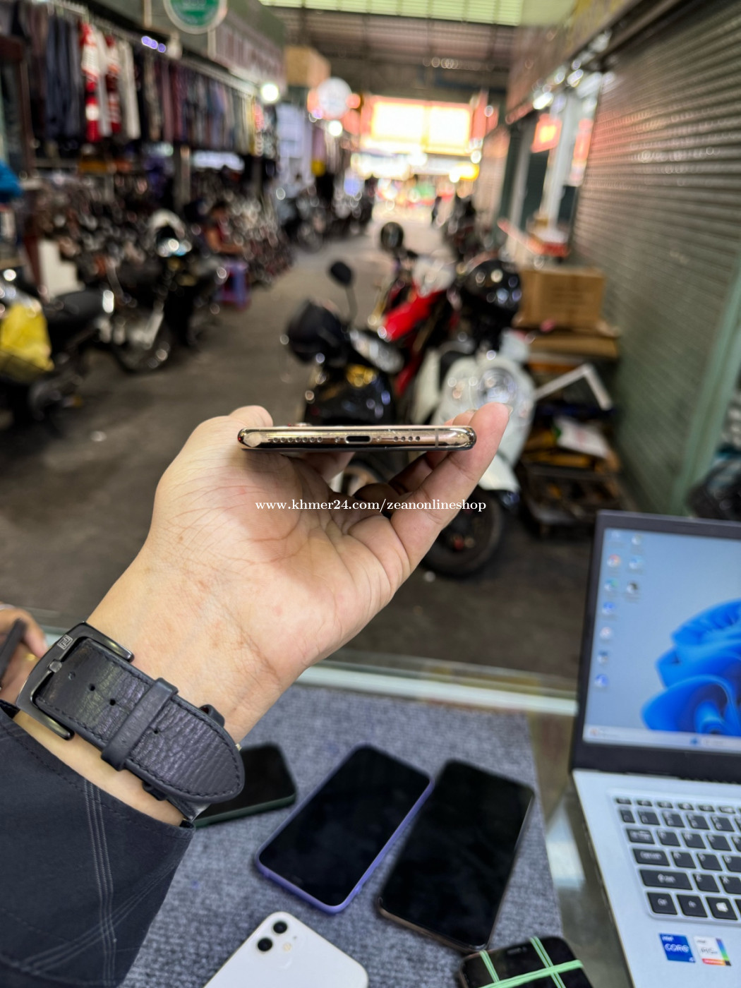 iPhone Xs Max 64G LLA LCD ZIN Price 168.00 in Phsar Daeum Kor