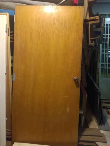 ទ្វារឈើកុងផ្លាកកេស្អាតៗ