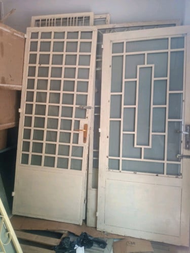 ទ្វារដែកមានកញ្ចក់