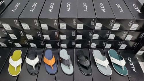 ស្បែកជើង