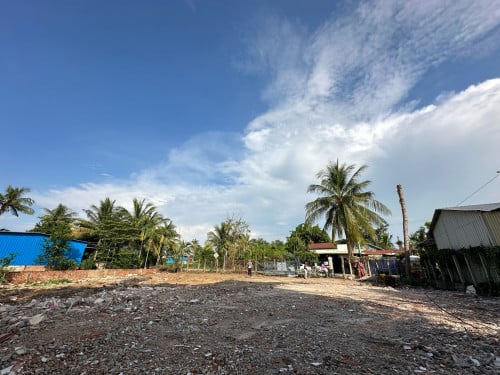 ដីលក់លើផ្លូវកៅស៊ូ ក្បាលធំ