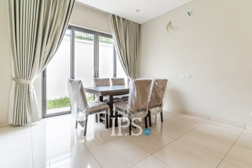 វីឡា ខ្លឹម ដ៏ប្រណីតសម្រាប់លក់មាន 4 បន្ទប់គេងធំ នៅបុរី ចន្ទគីរី រាជធានីភ្នំពេញ🌿
