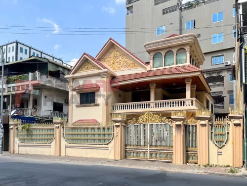🏡 6 Bedrooms villa available for rent in BKK3 Area.