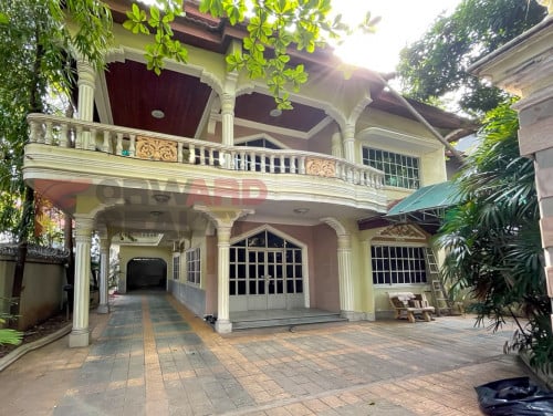 🏡 7 Bedrooms villa available for rent in Tonle Bassac Area (Near BKK1)