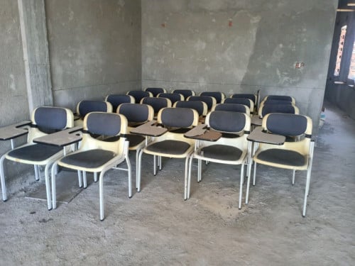 កៅអីមានថ្នាក់ដៃ