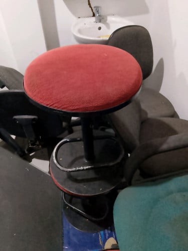 កៅអីមូលជើងដែកពណ៌ក្រហម