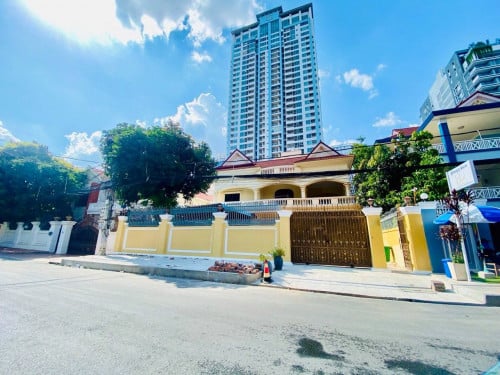 Big Villa for rent at BKK1