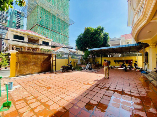 Big Villa for rent at BKK1