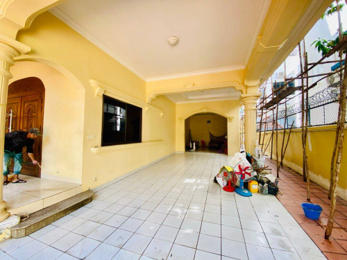 Big Villa for rent at BKK1