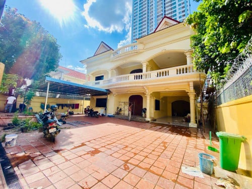 Big Villa for rent at BKK1
