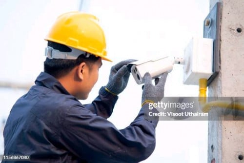 ជាងជួសជុល និង តំឡើងកាមេរាំសុវត្ថិភាព